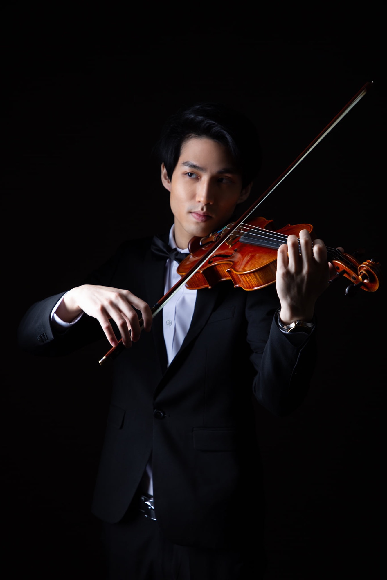 Tom Lee performing on violin